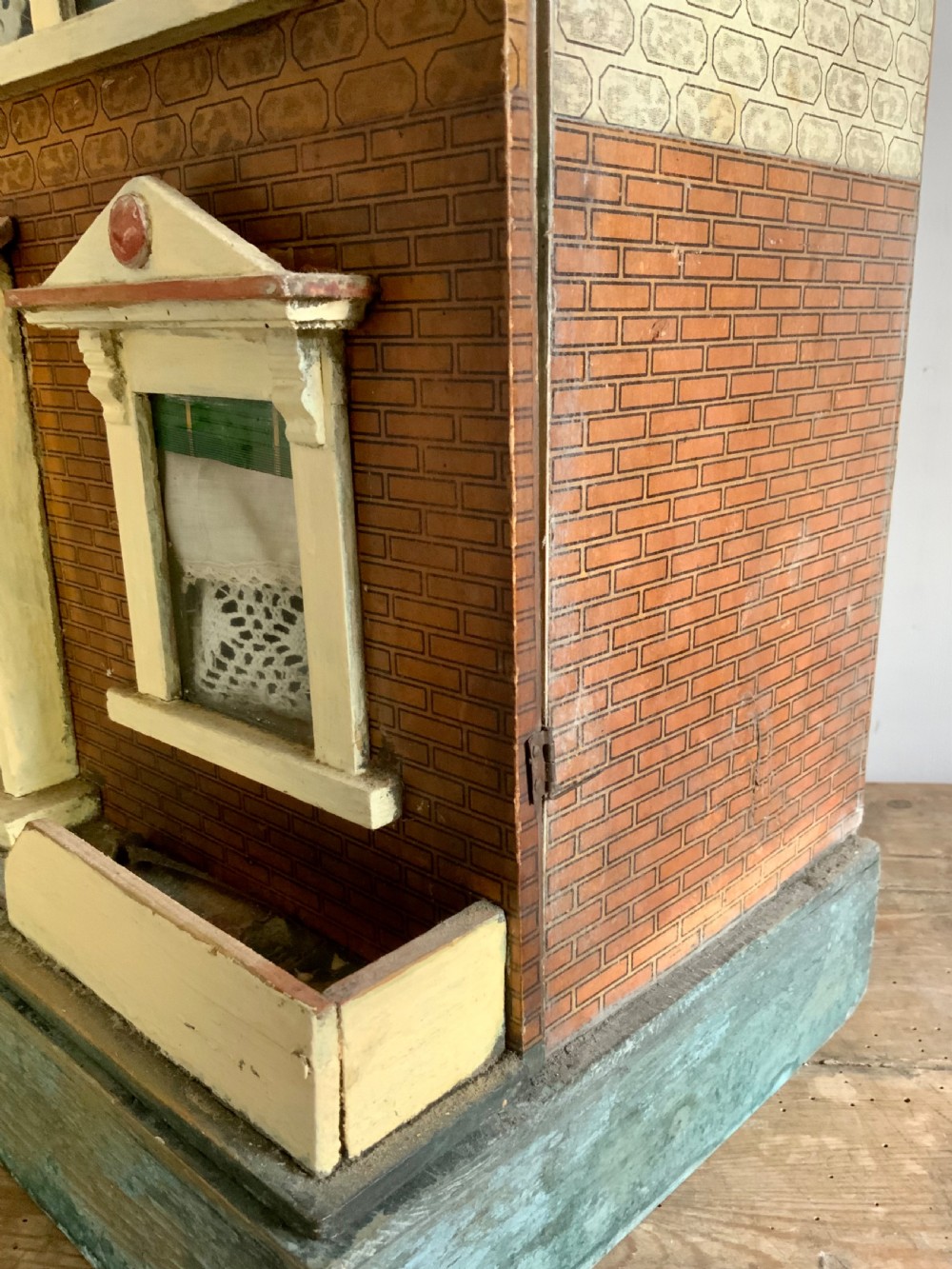 ANTIQUE DOLL’S HOUSE View IV