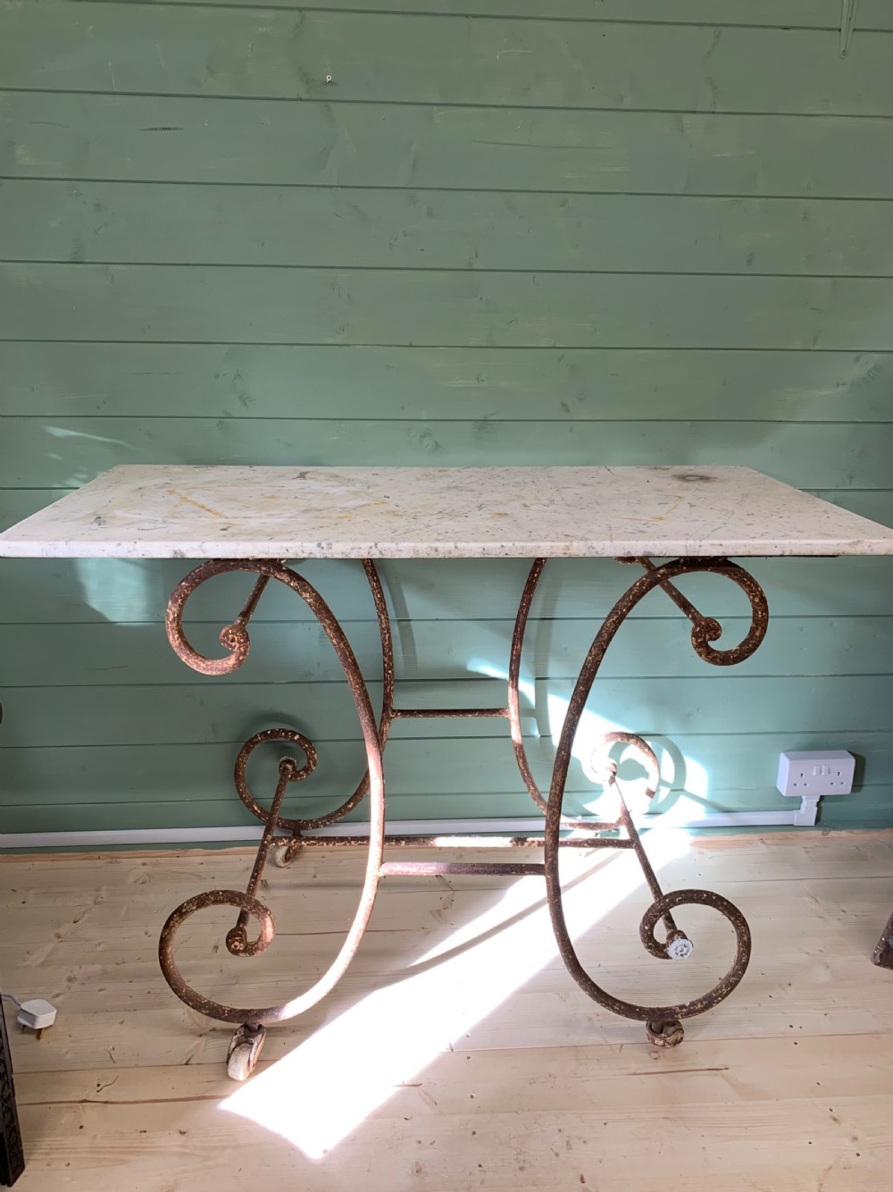  PATISSERIE TABLE