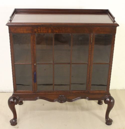 fig 5. Mahogany Bookcase by Waring and Gillow