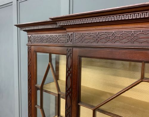 CARVED MAHOGANY DISPLAY CABINET BY WARINGS - ADDITIONAL PHOTO 4