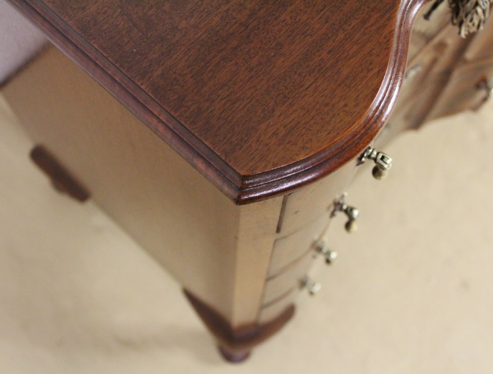 Mahogany Serpentine Chest of Drawers View XII