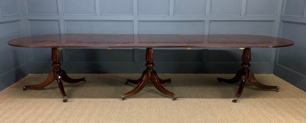 Late 19th Century Figured Mahogany Triple Pillar Dining Table View XI