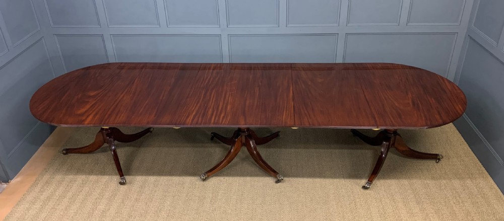 Late 19th Century Figured Mahogany Triple Pillar Dining Table View XII