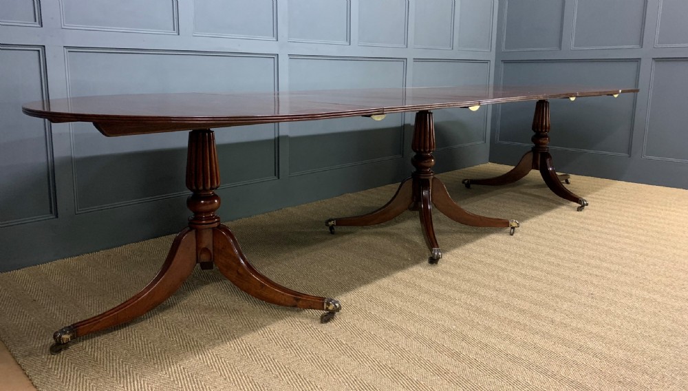 Late 19th Century Figured Mahogany Triple Pillar Dining Table View XV
