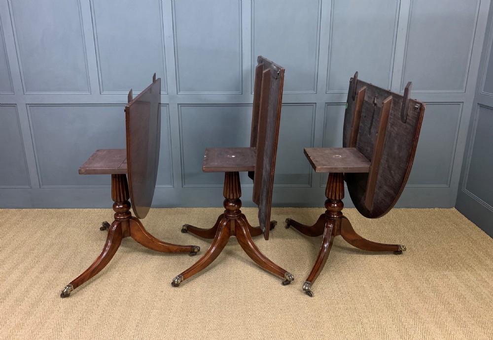 Late 19th Century Figured Mahogany Triple Pillar Dining Table View XX