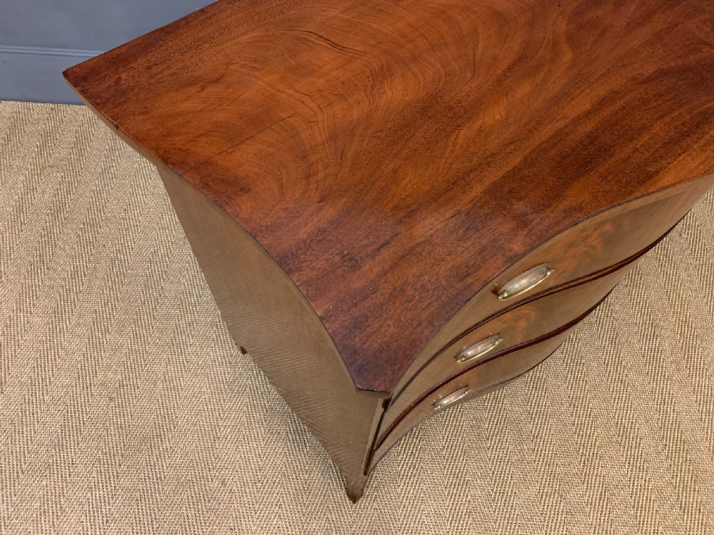 Georgian Flame Mahogany Serpentine Chest of Drawers View XII