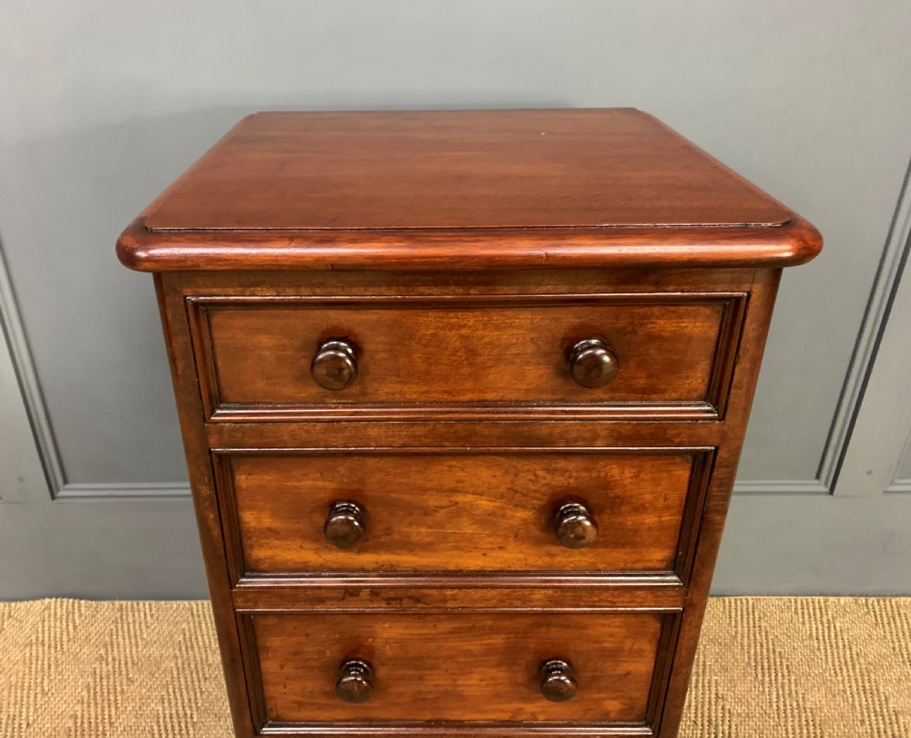 Pair of Victorian Mahogany Bedside Chests View XIV