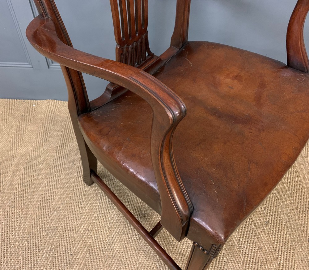 Set of 8 Hepplewhite Design Dining Chairs View XVI