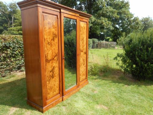ANTIQUE VICTORIAN WALNUT 3 DOOR WARDROBE - ADDITIONAL PHOTO 9