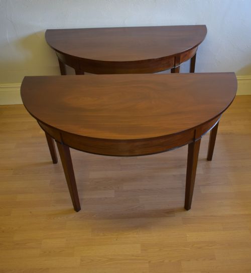 ANTIQUE PAIR OF GEORGIAN PERIOD DEMILUNE TABLES CIRCA 1800 - ADDITIONAL PHOTO 4