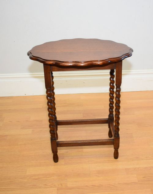 early 20th century oak occasional table - CATEGORY: ANTIQUE TABLES - DATED 1920
