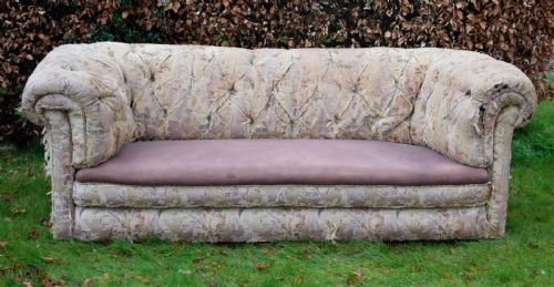 VICTORIAN CHESTERFIELD SETTEE - ADDITIONAL PHOTO 1