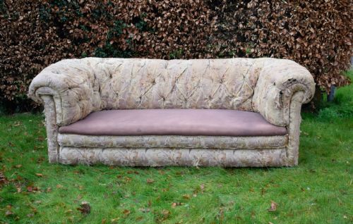 VICTORIAN CHESTERFIELD SETTEE - ADDITIONAL PHOTO 2