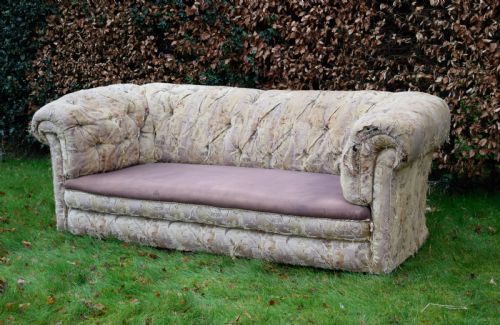 VICTORIAN CHESTERFIELD SETTEE - ADDITIONAL PHOTO 3