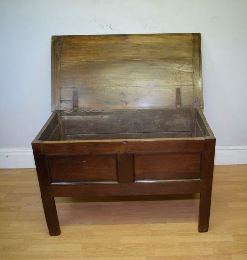 17TH CENTURY FRENCH OAK COFFER - ADDITIONAL PHOTO 8