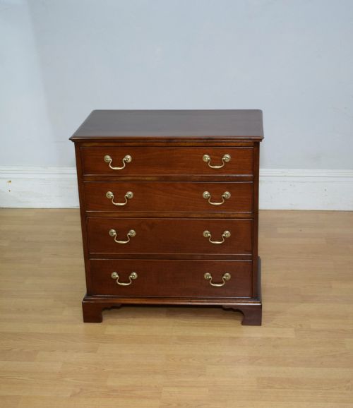 19th century mahogany bachelors chest of drawers - CATEGORY: ANTIQUE CHEST OF DRAWERS - DATED 19TH CENTURY