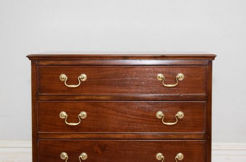 19TH CENTURY MAHOGANY BACHELORS CHEST OF DRAWERS - ADDITIONAL PHOTO 9