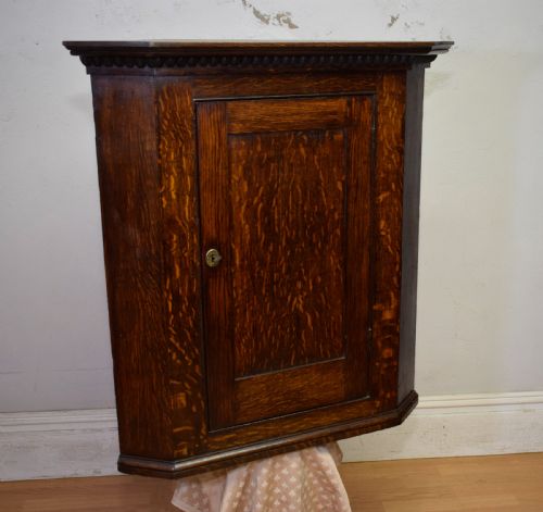 GEORGIAN OAK HANGING CORNER CUPBOARD - ADDITIONAL PHOTO 1