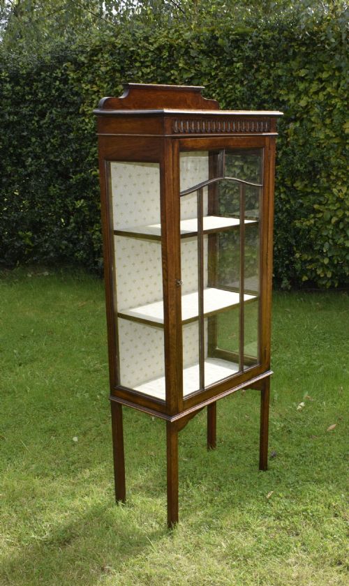 EARLY 20TH CENTURY OAK DISPLAY CABINET - ADDITIONAL PHOTO 1
