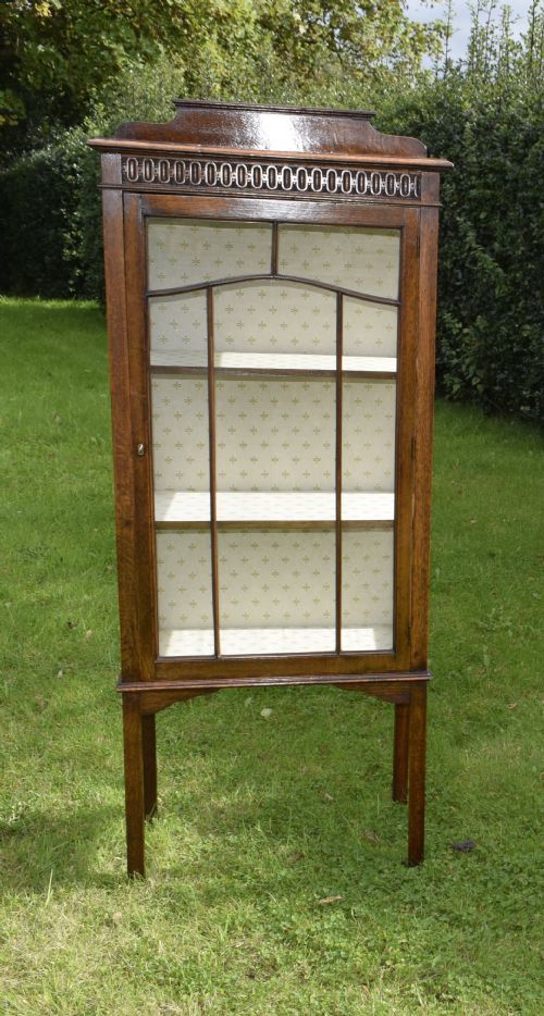 EARLY 20TH CENTURY OAK DISPLAY CABINET - ADDITIONAL PHOTO 5