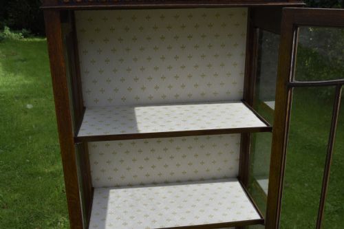 EARLY 20TH CENTURY OAK DISPLAY CABINET - ADDITIONAL PHOTO 10