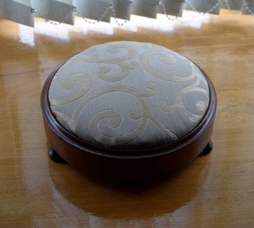 VICTORIAN WALNUT FOOTSTOOL - ADDITIONAL PHOTO 4