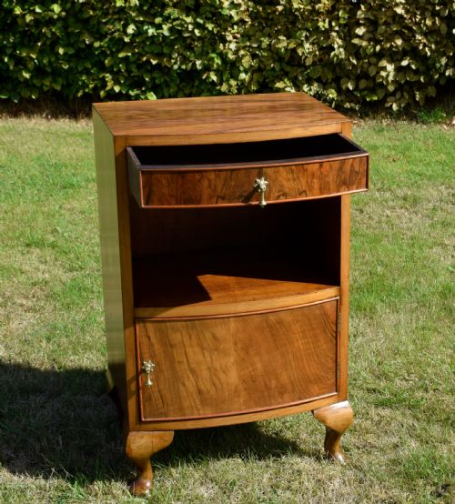 EARLY 20TH CENTURY WALNUT BEDSIDE CABINET - ADDITIONAL PHOTO 5