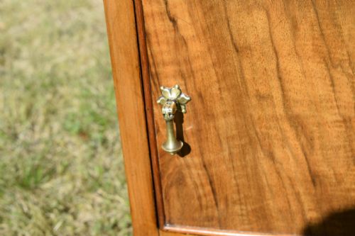 EARLY 20TH CENTURY WALNUT BEDSIDE CABINET - ADDITIONAL PHOTO 8