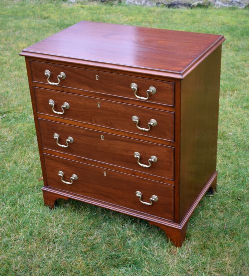 MAHOGANY CHEST OF DRAWERS - ADDITIONAL PHOTO 4