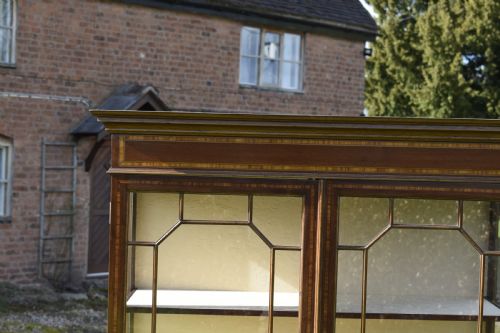 20TH CENTURY MAHOGANY INLAID DISPLAY CABINET - ADDITIONAL PHOTO 4