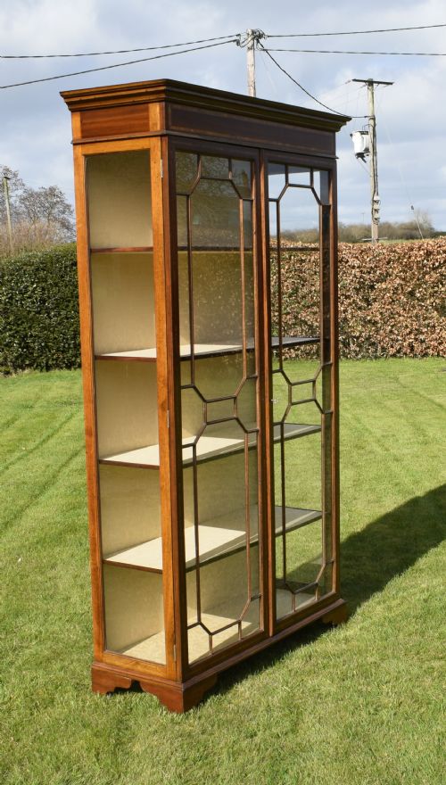 20TH CENTURY MAHOGANY INLAID DISPLAY CABINET - ADDITIONAL PHOTO 12