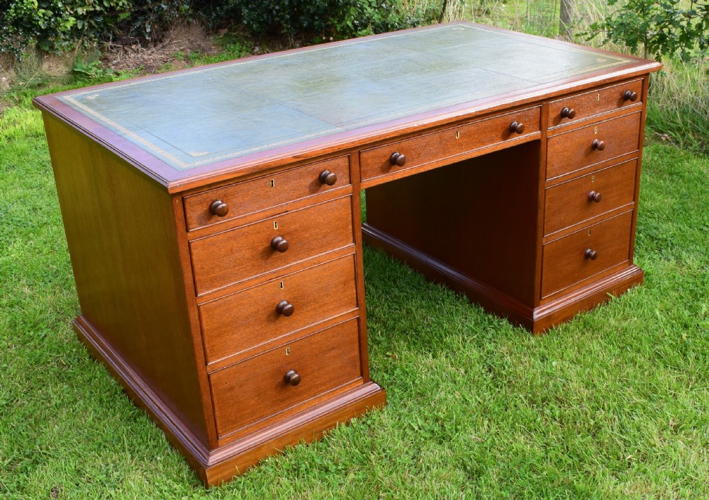 Victorian Partners Desk