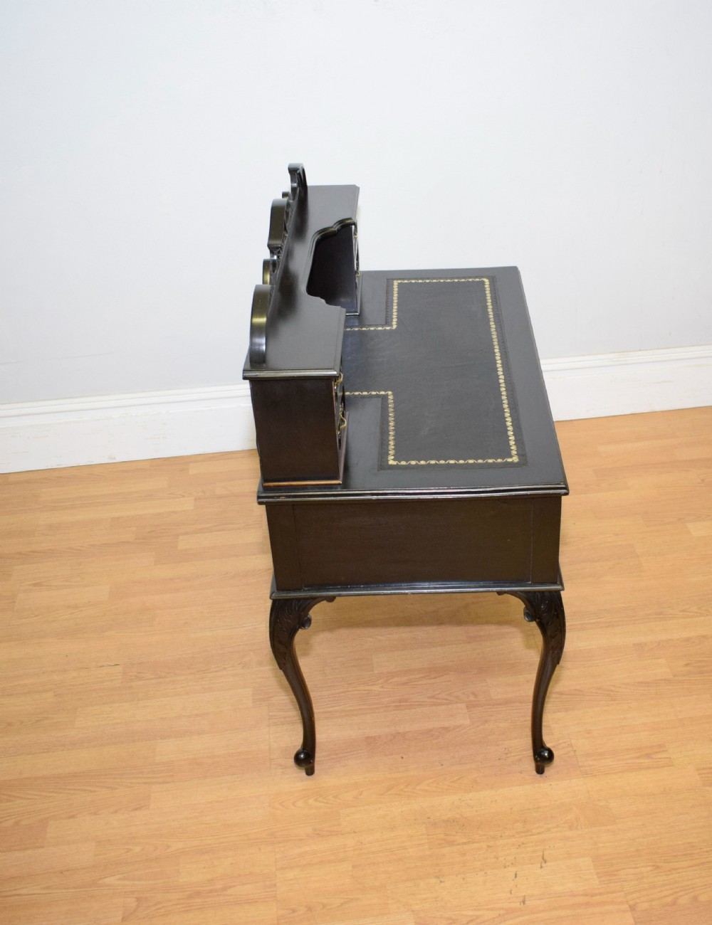  Victorian Desk / Writing Table View XXIII