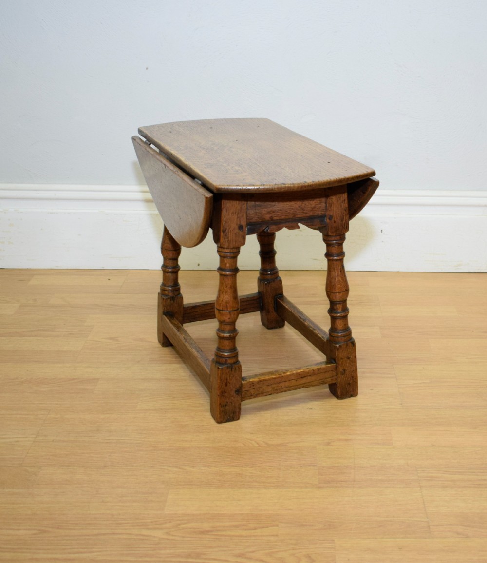 Early 20th Century Oak Lamp Table View V