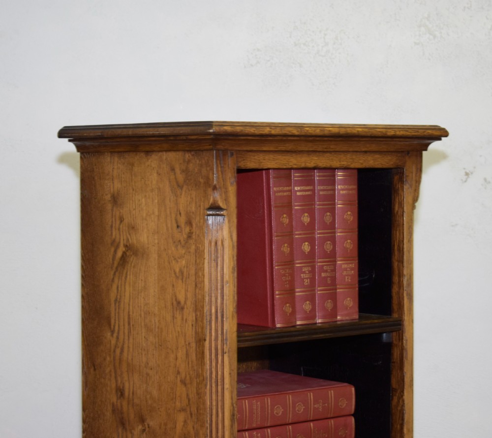 Early 20th Century Oak Bookcase View III