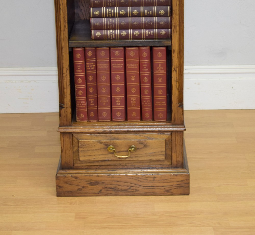 Early 20th Century Oak Bookcase View V