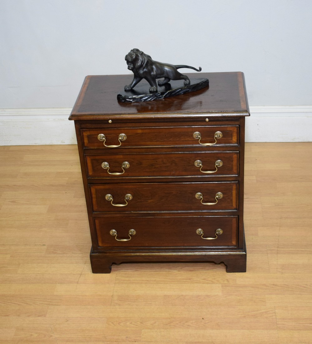 
Bachelor's Chest of Drawers View VI