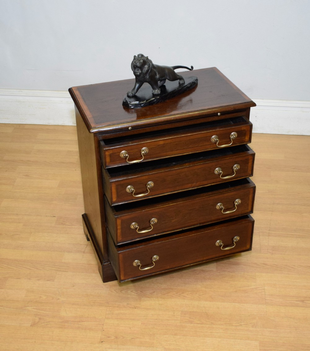 
Bachelor's Chest of Drawers View IX