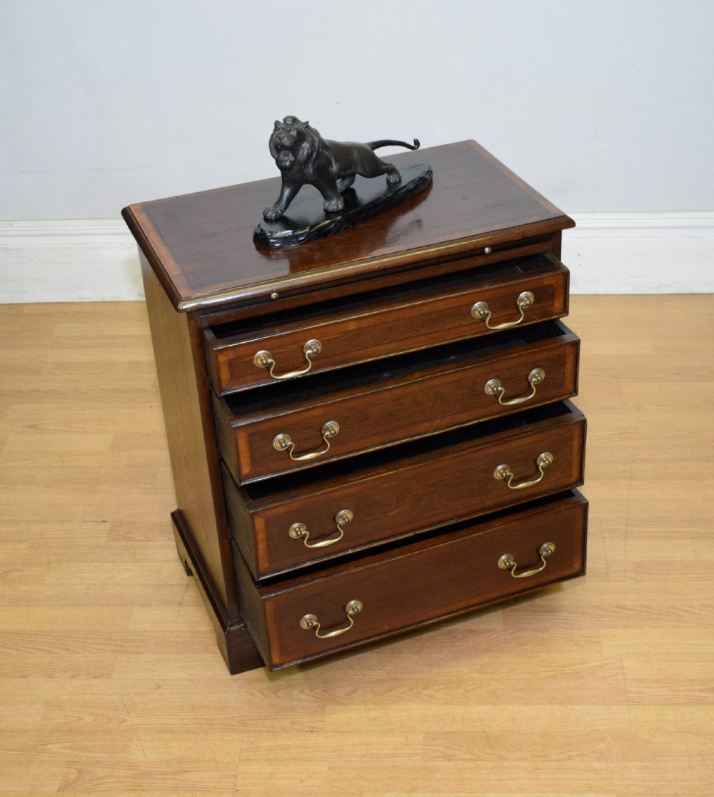 
Bachelor's Chest of Drawers View XI