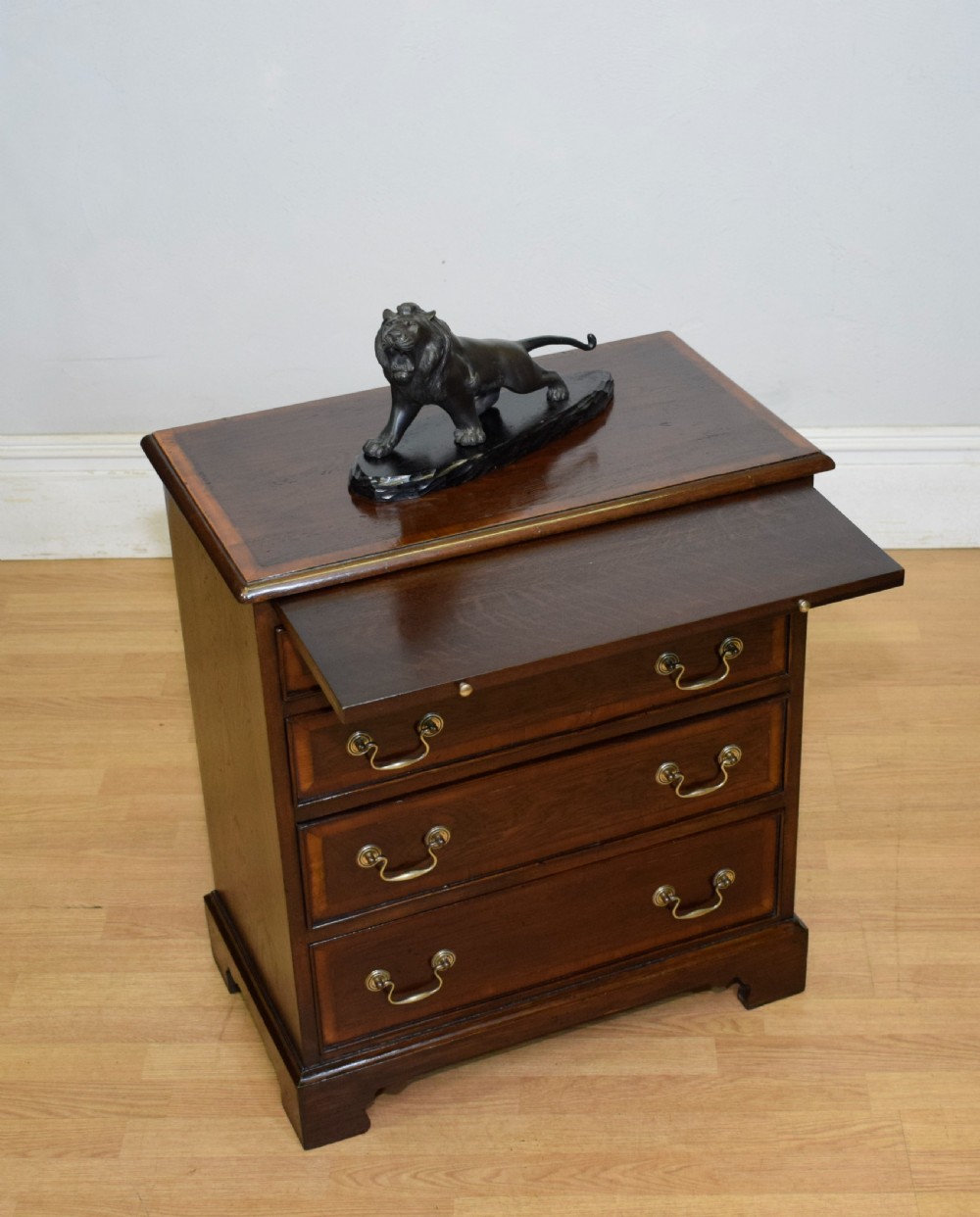 
Bachelor's Chest of Drawers View XIII