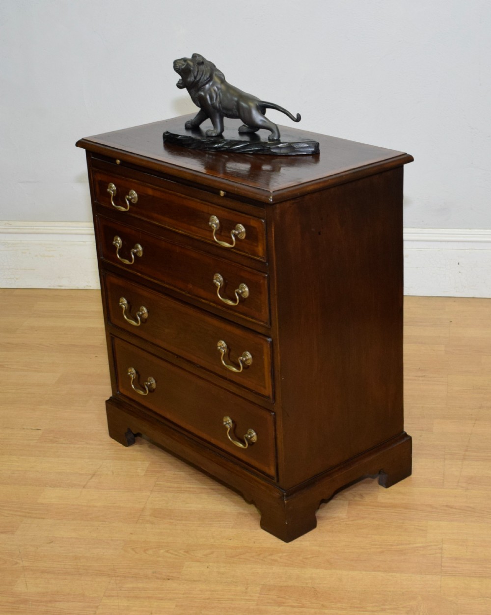 
Bachelor's Chest of Drawers View XIV