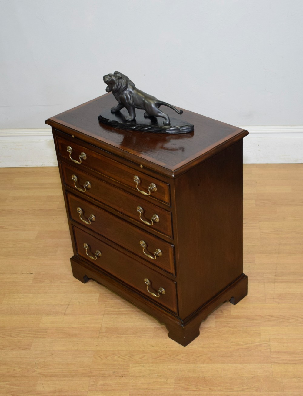 
Bachelor's Chest of Drawers View XV