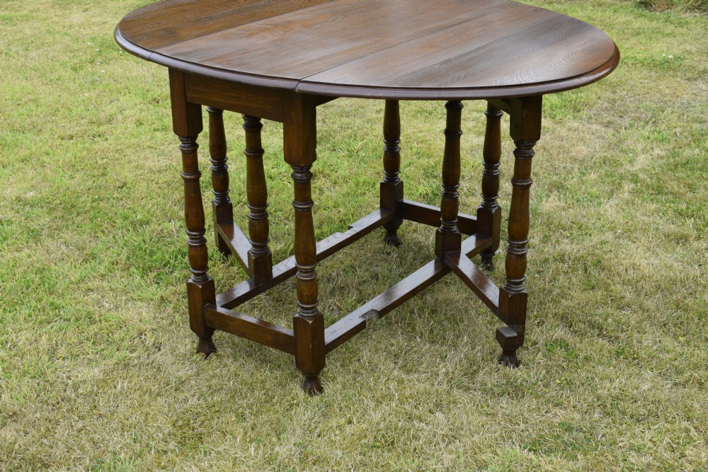 Early 20th Century Oak Dining Table View V