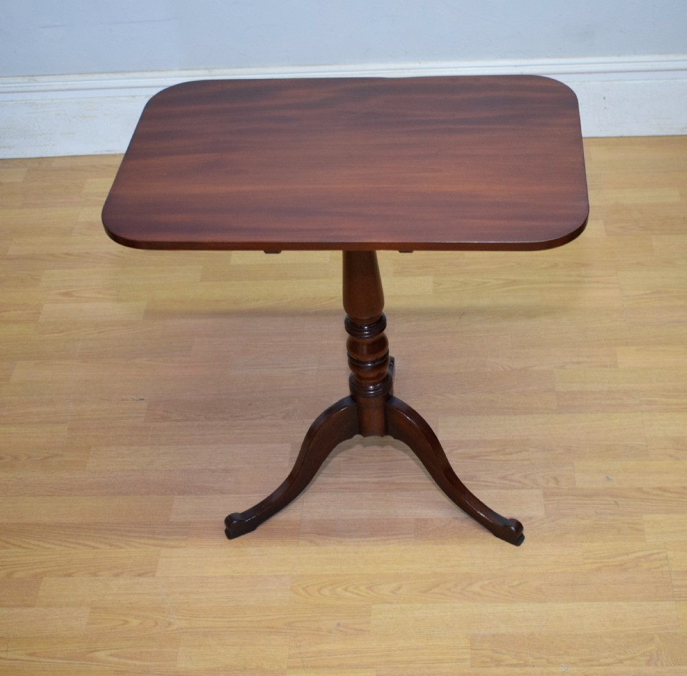 Georgian Mahogany Tri Pod Table












Antique Georgian Tripod Tilt Top Table