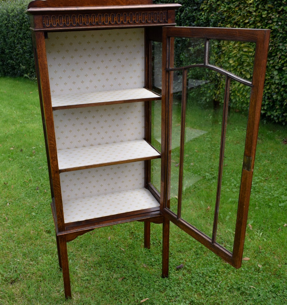 Early 20th Century Oak Display Cabinet View XXI