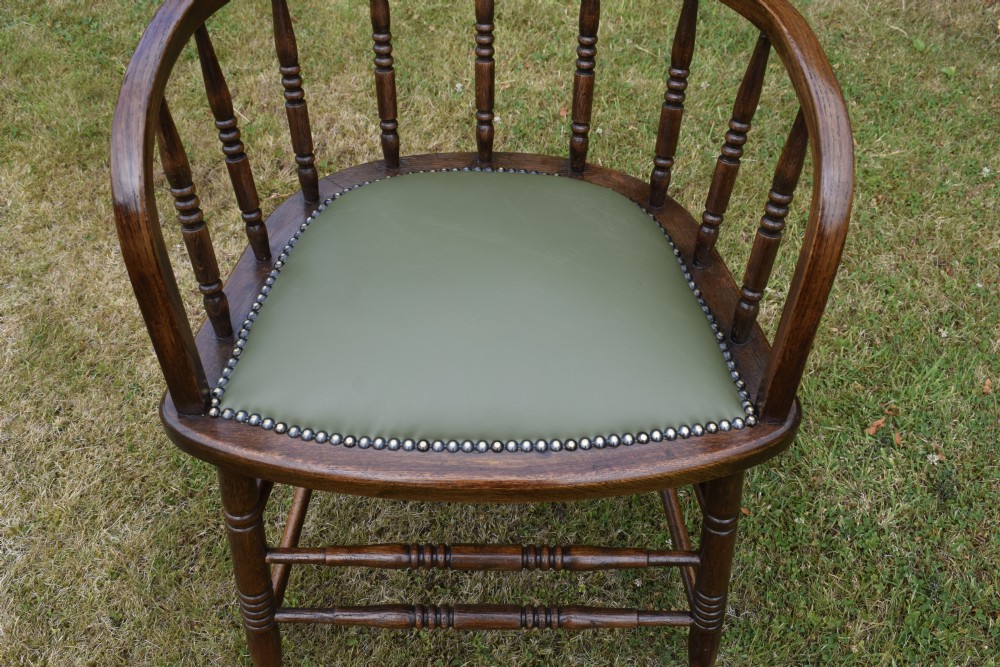 Early 20th Century Oak Desk Chair / Captain's Chair View X