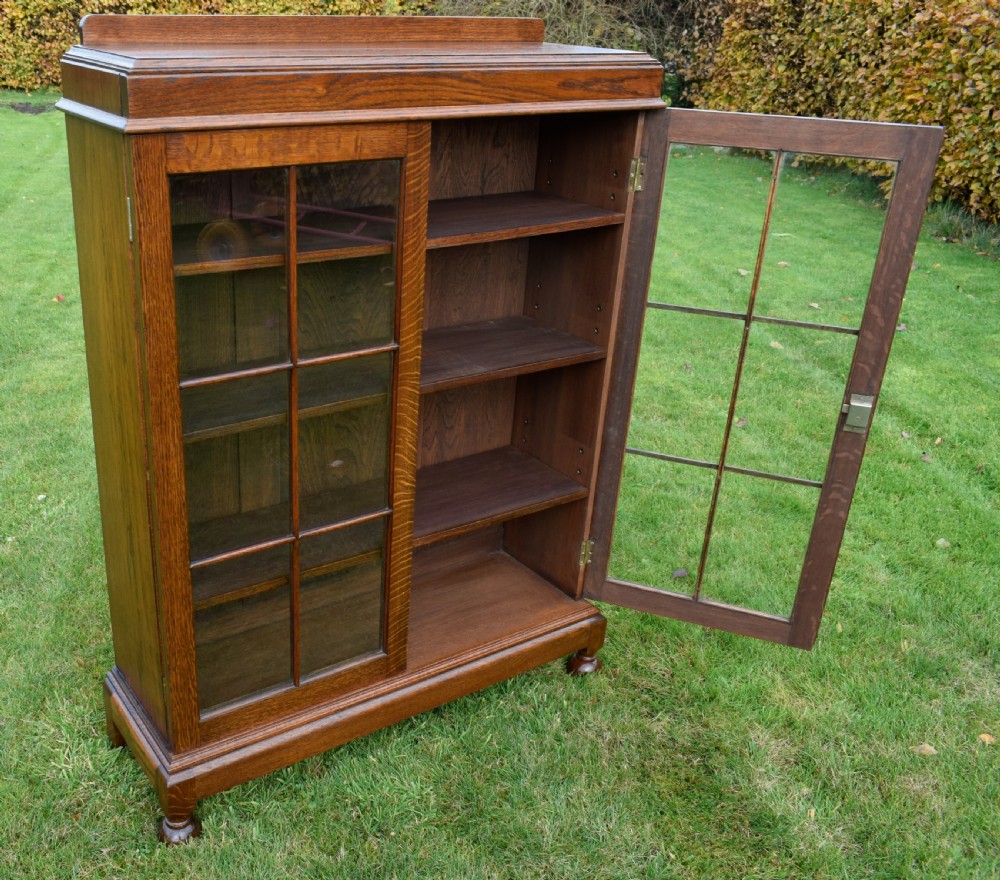 Early 20th Century Oak Bookcase View X