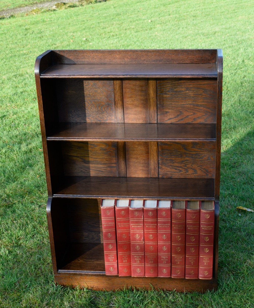 Early 20th Century Oak Bookcase View II