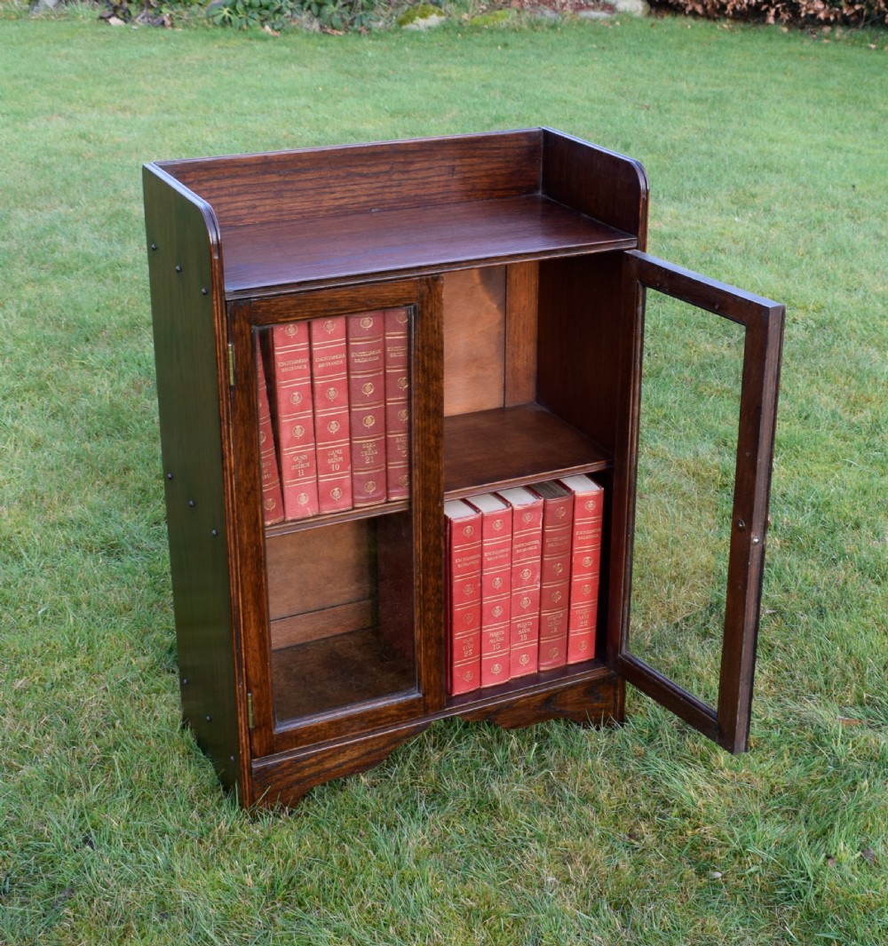 Early 20th Century Oak Glazed Bookcase View VIII