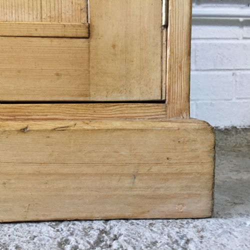 VICTORIAN PINE DRESSER WITH ORIGINAL PLATE RACK - ADDITIONAL PHOTO 11